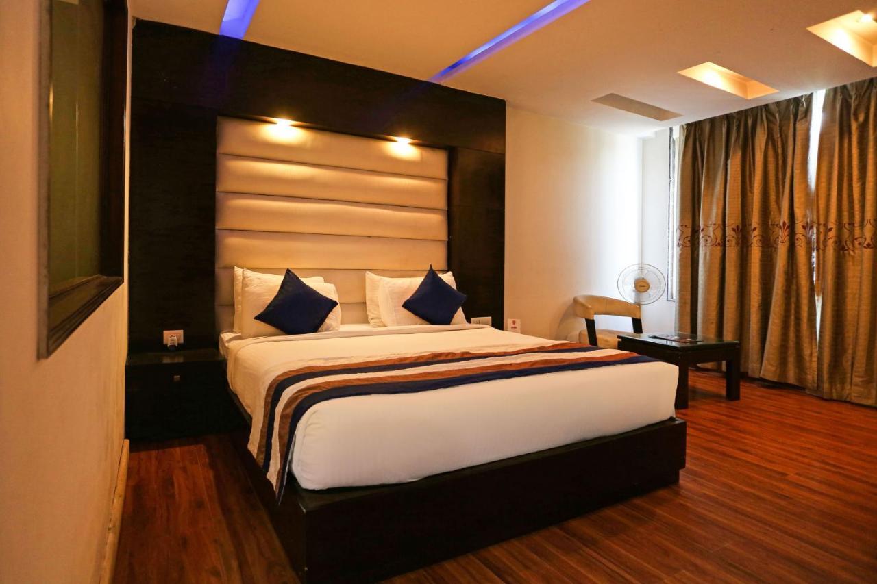Capital O 7331 Hotel Downtown Нью-Дели Экстерьер фото