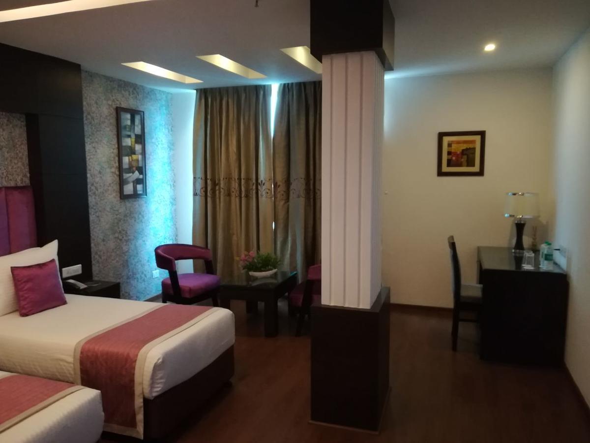 Capital O 7331 Hotel Downtown Нью-Дели Экстерьер фото