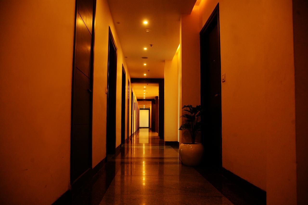 Capital O 7331 Hotel Downtown Нью-Дели Экстерьер фото