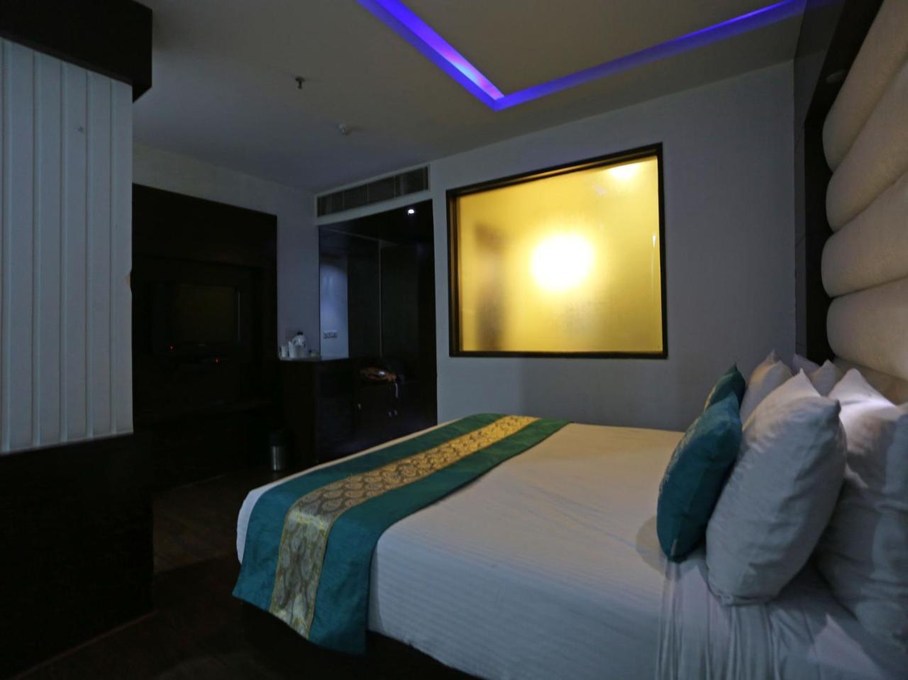 Capital O 7331 Hotel Downtown Нью-Дели Экстерьер фото