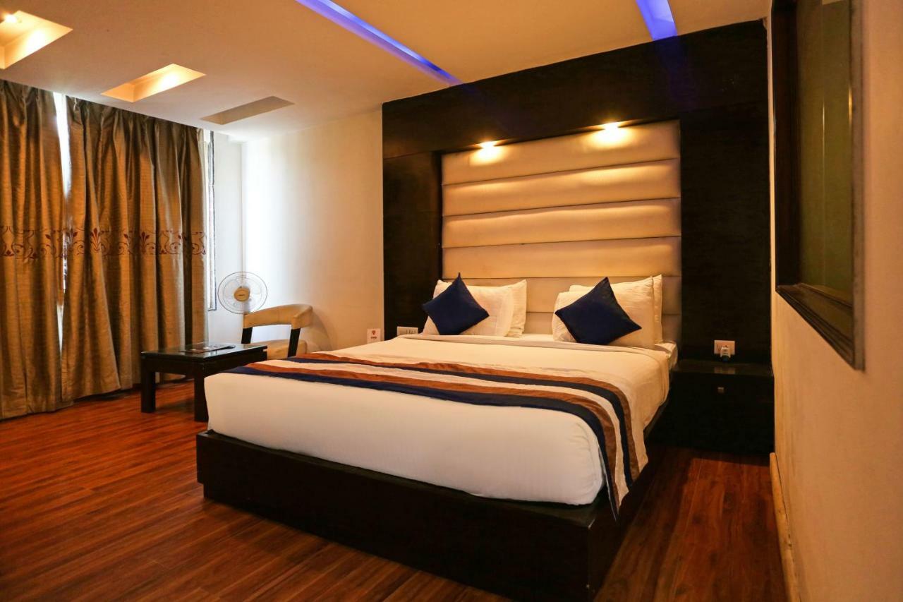 Capital O 7331 Hotel Downtown Нью-Дели Экстерьер фото